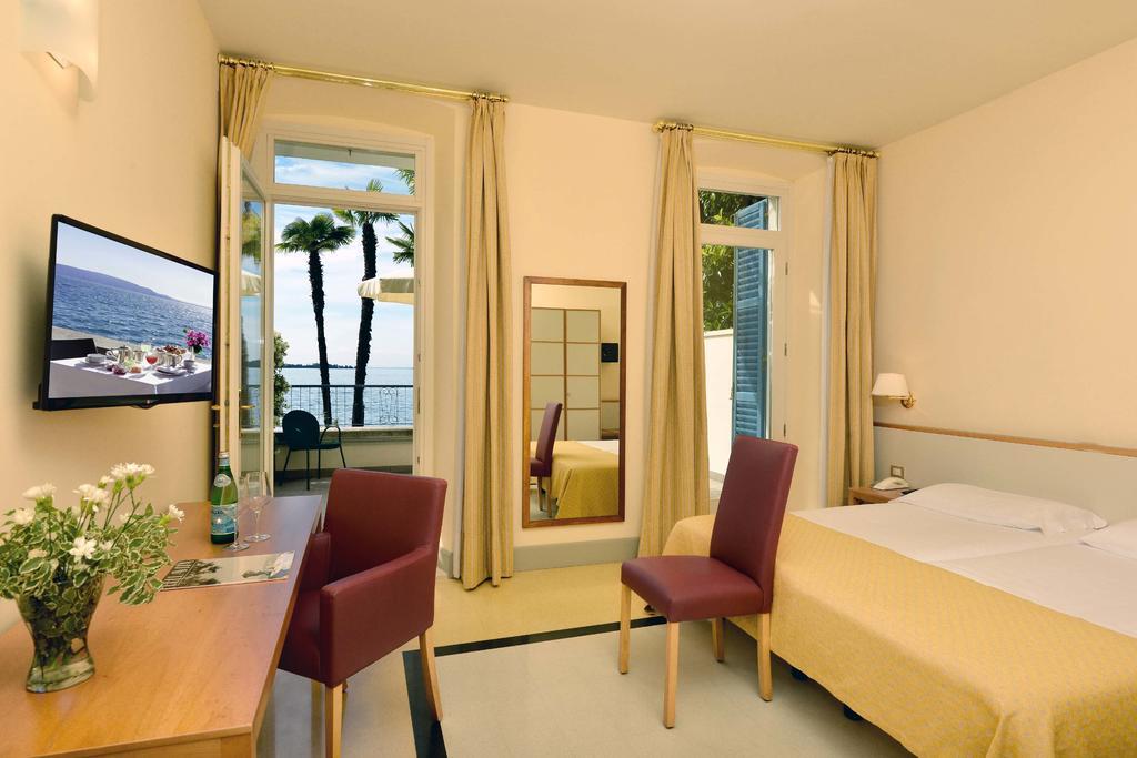 Hotel Monte Baldo E Villa Acquarone Gardone Riviera Exterior photo